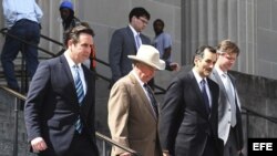 Abogados del millonario estadounidense Robert Durst salen de un tribunal de Nueva Orleans, Louisiana, EEUU (16 de marzo, 2015).
