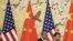 El presidente de EEUU, Barack Obama (i), y su homólogo chino, Xi Jinping, abandonan la sala tras comparecer en un rueda de prensa posterior a su reunión en el Gran Palacio del Pueblo en Pekín (China), hoy, miércoles 12 de noviembre de 2014. 