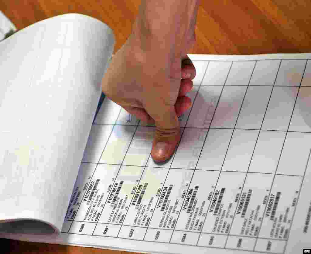 Una joven venezolana en Cuba ejerce su derecho al voto hoy, domingo 14 de abril del 2013, en la sede del Consulado de su país en La Habana (Cuba). 