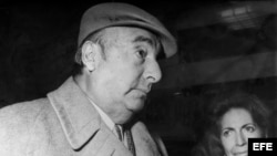 Fotografía de archivo. Pablo Neruda y su mujer, Matilde Urrutia, a su llegada a París (Años 70). 