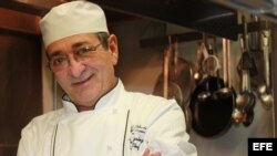 El chef cubano Rolando González, en esta fotografía reciente, ha logrado cautivar el paladar del sur de California con los sabores más típicos y tradicionales de Cuba, desde la ropa vieja al bistec encebollado. EFE/Yasmín Rincón