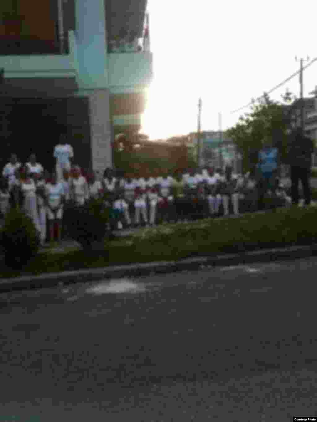 Grupo Damas de Blanco plantadas frente al tribunal de 10 de Octubre en La Habana