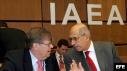 El director de la Agencia Internacional de la Energía Atómica (AIEA), Mohamed ElBaradei (dcha), conversa con el inspector jefe de armamento de la AIEA, Oili Heinonen.