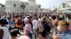 Cubanos frente al Capitolio en La Habana, el 11 de julio de 2021, cuando exigieron el fin del régimen comunista y gritaron "Patria y Vida".