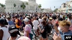 Cubanos frente al Capitolio en La Habana, el 11 de julio de 2021, cuando exigieron el fin del régimen comunista y gritaron "Patria y Vida".