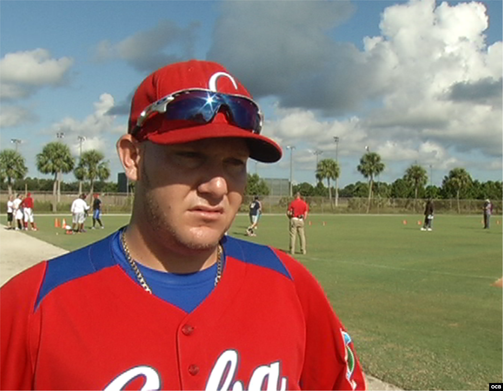 El ex lanzador cubano del equipo Villa Clara, Misael Siverio, tuvo la amabilidad de contestar las preguntas de Martinoticias antes de comenzar su entrenamiento en el estadio Roger Dean de Júpiter, Florida, donde fue observado por varios cazatalentos de las Grandes Ligas.