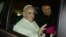 El Papa Francisco (i) sale en un vehículo tras su encuentro con la mandataria brasileña, Dilma Rousseff, hoy, lunes 22 de julio de 2013, en el Palacio Guanabara, sede del gobierno del estado de Río de Janeiro (Brasil).