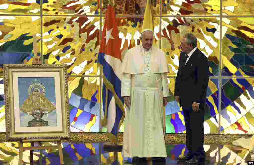 Momento del intercambio de regalos entre Raúl Castro y el papa Francisco.