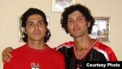 De izquierda a derecha: Antonio Michel y Marco Maykel Lima Cruz en 2011.