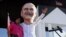 Clarisa López Ramos abraza a una persona disfrazada con un rostro gigante de su padre Óscar López Rivera, preso en EEUU desde hace 32 años. Archivo.