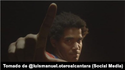Luis Manuel Otero Alcántara con la "L" de libertad en su mano. Tomado de @luismanuel.oteroalcantara