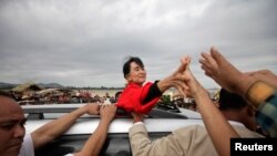 La premio nobel de la paz estrecha la mano de sus seguidores.