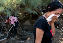 Activista de "Una Nación Buscando T", se protege del hedor de fosa común con varios cadáveres