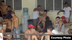 Funcionarios extorsionan a cubanos indocumentados en estaciones migratorias de México.