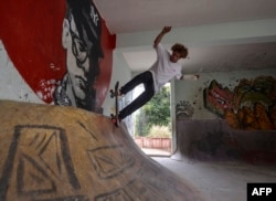 Sin apoyo oficial ni recursos, los skateboarders cubanos usan tablas donadas y rampas improvisadas para practicar. YAMIL LAGE / AFP