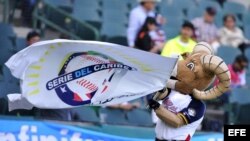 La mascota de la Serie del Caribe de México anima a los aficionados durante el partido entre República Dominicana y Puerto Rico. 