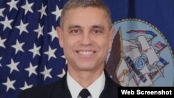 El contraalmirante Peter Clarke asumió el comando" de la prisión de Guantánamo.