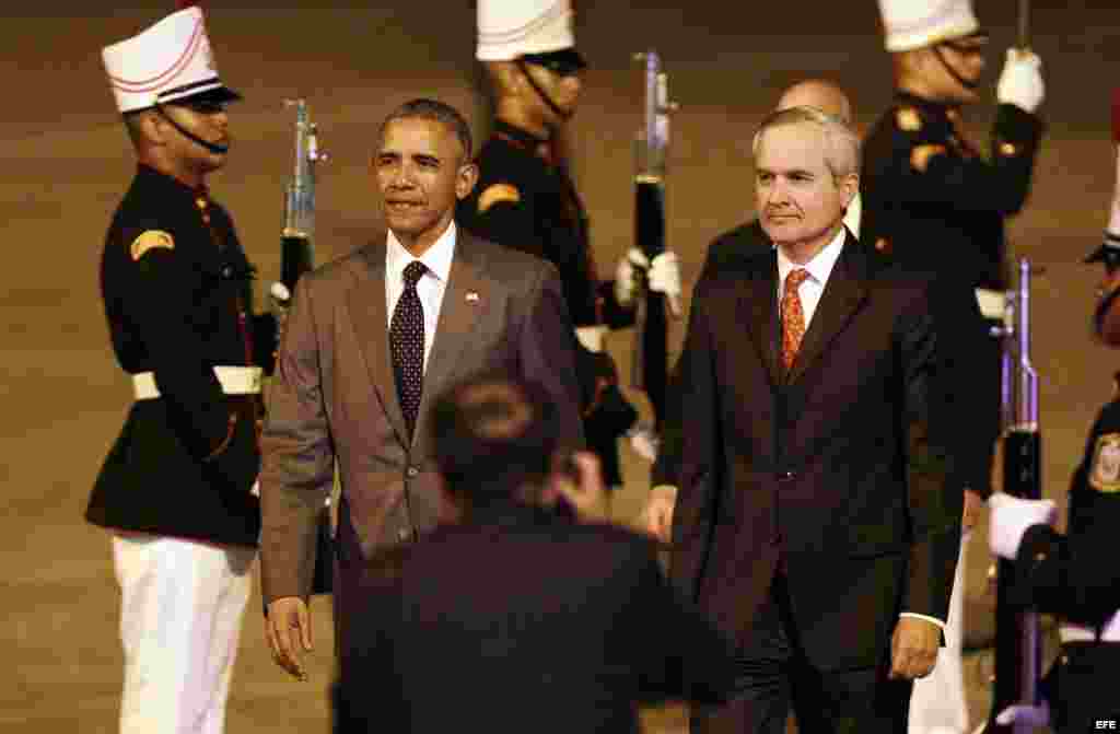 Barack Obama es recibido por el ministro de la Presidencia de Panamá, Álvaro Alemán, en el Aeropuerto Internacional Tocumen de Panamá.