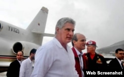 Diaz-Canel baja la escalerilla del avión de PDVSA.