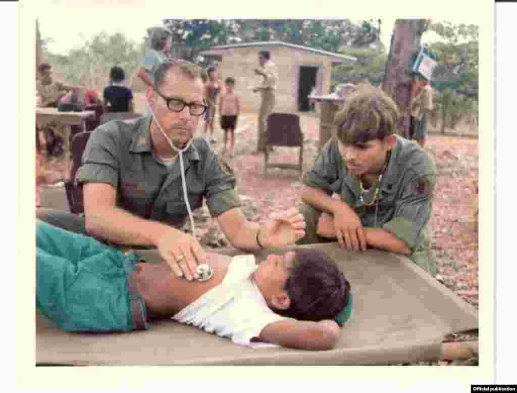 Un médico del ejército de EEUU examina a un niño panameño, durante un ejercicio militar en 1974. Tomado del sitio del Comando Sur.