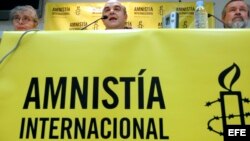 Esteban Beltán (c), director de Amnistía Internacional en España, junto a Giulia Tamayo, responsable de investigación de AI, y Hernando Valencia, ex secretario adjunto de la comisión interamericana de Derechos Humanos 
