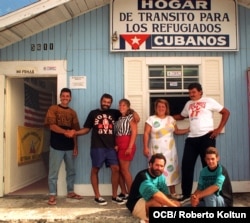 Cobo junto a balseros cubanos en la sede del Hogar de Tránsito de Cayo Hueso. (Roberto Koltun OCB)