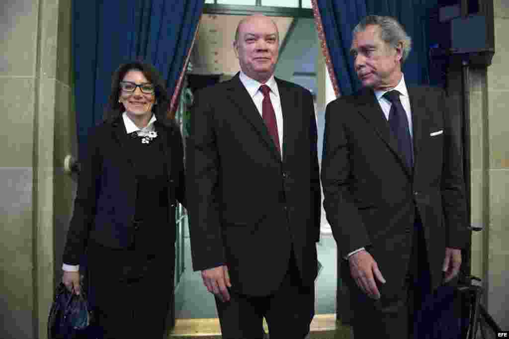 Rodrigo Malmierca (c), junto al exsecretario de Comercio estadounidense Carlos Gutiérrez (d) y la presidenta del Consejo Empresarial de Estados Unidos-Cuba Jodi Bond (i).