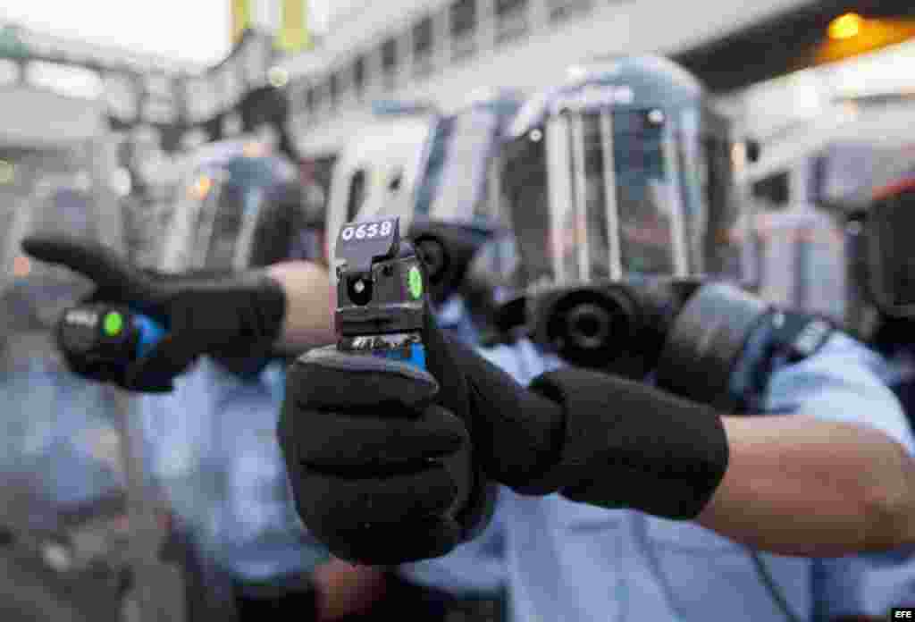 Policías de Hong Kong lanzaron gases a los estudiantes. 