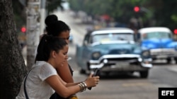 Dos mujeres navegan por internet usando una red wifi en La Habana (Cuba). Archivo. EFE.