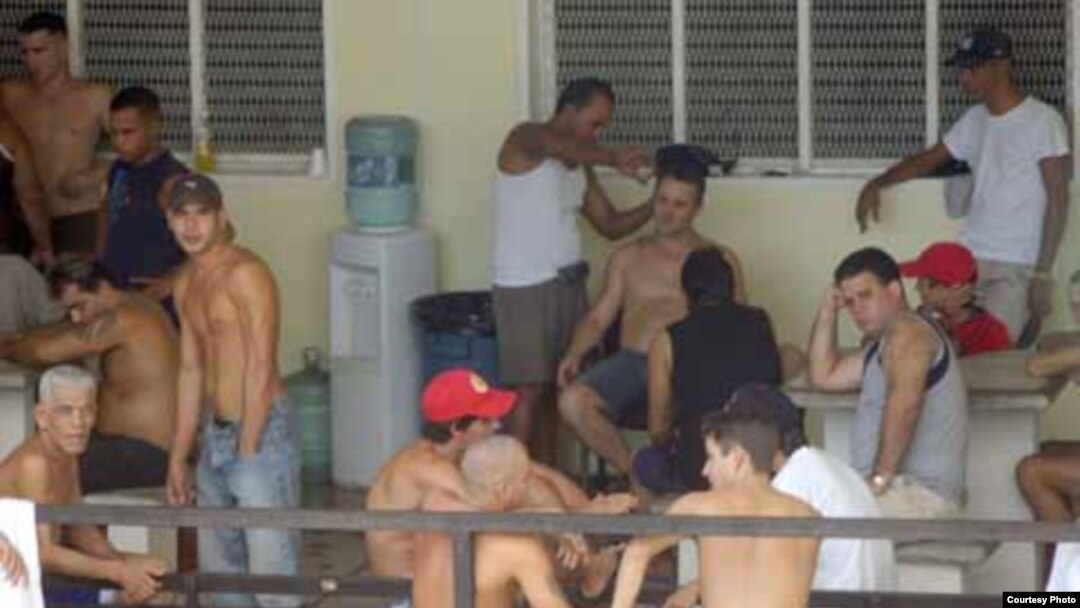 Funcionarios extorsionan a cubanos indocumentados en estaciones migratorias de México.