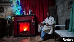 Angel Ochoa, de 65 años, posa para una foto en su casa con adornos navideños en Rincón, Cuba, el 16 de diciembre de 2023. REUTERS/Alexandre Meneghini