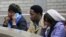 La hija mayor de Nelson Mandela, Makaziwe Mandela (i), y dos de los nietos del expresidente sudafricano, Ndaba Mandela (c) y Ndileka Mandela (d), en el Tribunal Supremo de la localidad suroriental de Mthatha (Sudáfrica).