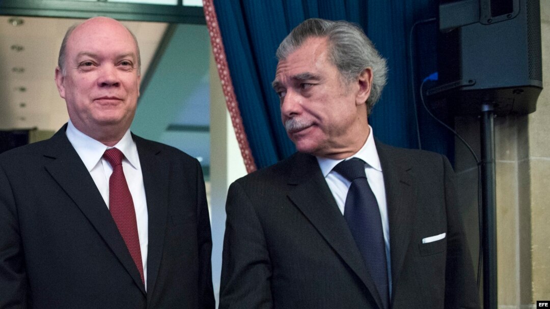 Rodrigo Malmierca (izq.), junto al exsecretario de Comercio estadounidense Carlos Gutiérrez (d).