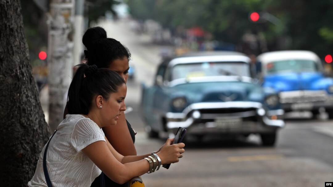 Dos mujeres navegan por internet usando una red wifi operada por ETECSA en La Habana. Archivo. EFE.