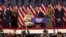 El presidente electo Donald Trump estrecha la mano de su asesora principal, Susie Wiles, tras los primeros resultados de las elecciones presidenciales estadounidenses de 2024, el 6 de noviembre de 2024. REUTERS/Carlos Barria