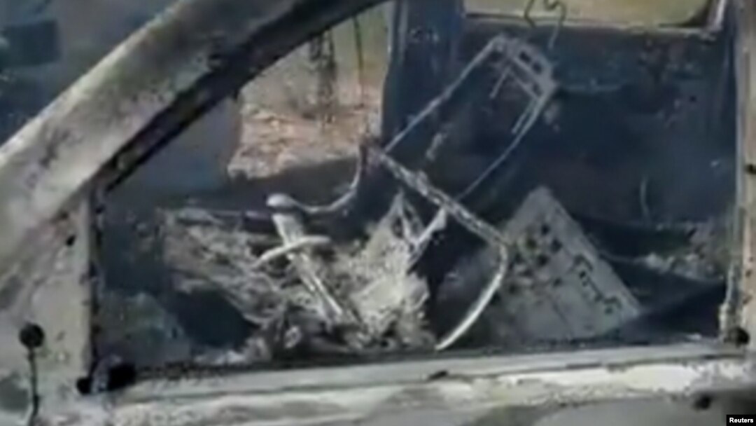 Un fragmento de video publicado por la familia Lebaron en redes sociales muestra uno de los autos atacados.