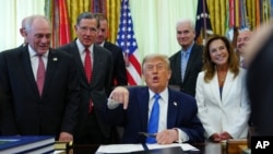 Presidente de Estados Unidos Donald Trump en reunion realizada en el Despacho Oval de la Casa Blanca. (AP)