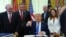 Presidente de Estados Unidos Donald Trump en reunion realizada en el Despacho Oval de la Casa Blanca. (AP)