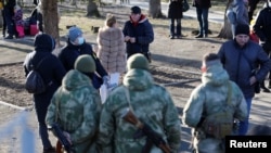 Residentes de Donetsk, en el este de Ucrania, salen de la región en busca de refugio.