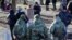 Residentes de Donetsk, en el este de Ucrania, salen de la región en busca de refugio.