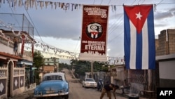 Cubanos cocinan en la calle el 28 de septiembre en celebración por la fundación de los CDR. (Archivo)