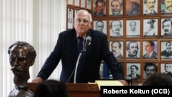 Santiago Alvarez habla durante una conferencia de prensa en la Casa del Preso, en la Pequeña Habana.