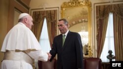 El papa Francisco (izda) se reúne con el residente de la Cámara de Representantes, el republicano John Boehner (dcha), en el Capitolio en Washington DC (Estados Unidos). 
