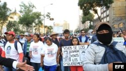 Manifestantes participan en una marcha en protesta por los 43 estudiantes desaparecidos en Ayotzinapa hace más de dos meses.