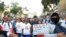 Manifestantes participan en una marcha en protesta por los 43 estudiantes desaparecidos en Ayotzinapa hace más de dos meses.