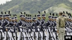 Integrantres de las fuerzas de seguridad panameñas practican los honores militares mientras esperan la llegada de los líderes asistentes a la XXIII Cumbre Iberoamericana hoy, jueves 17 de octubre de 2013, en Panamá
