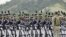 Integrantres de las fuerzas de seguridad panameñas practican los honores militares mientras esperan la llegada de los líderes asistentes a la XXIII Cumbre Iberoamericana hoy, jueves 17 de octubre de 2013, en Panamá