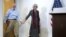 El contratista estadounidense Alan Gross se dispone a comparecer ante la prensa acompañado por su esposa, Judy Gross, en Washington DC. Archivo.