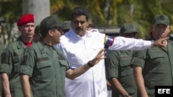 El presidente de Venezuela, Nicolás Maduro (c), conversa con el ministro de de Interior y Justicia, general Miguel Rodríguez.