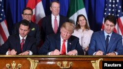 Enrique Peña Nieto (izq.), Donald Trump (centro) y Justin Trudeau firman el nuevo acuerdo comercial entre los tres países.